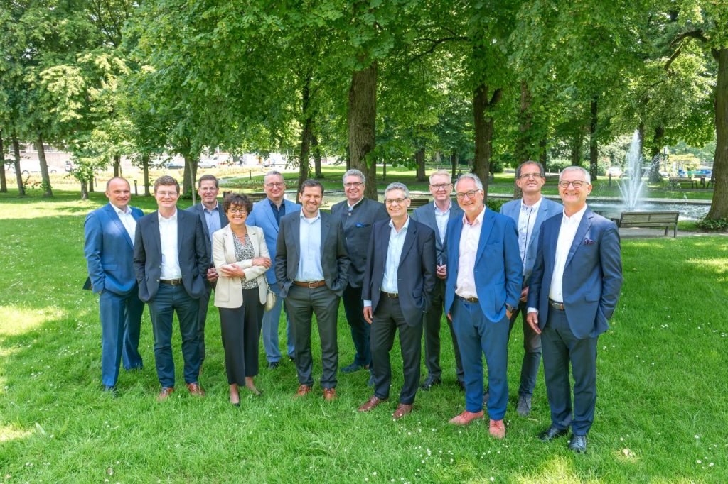 © Katrin Heyer von links nach rechts: Florian Krückl, Dr. Karl-Ludwig Gibis, Dr. Wolfgang Goertz, Birgit Holz, Ralf Kattanek (Geschäftsführer TEGEWA), Ben Jones, Dr. Holger Bender, Dr. Soeren Hildebrandt, Dr. Felix Grimm, Dr. Dietrich Tegtmeyer, Mark Dohmen, Joachim Henkmann (Auf dem Foto leider nicht vertreten: Dr. Kristina Platkowski)